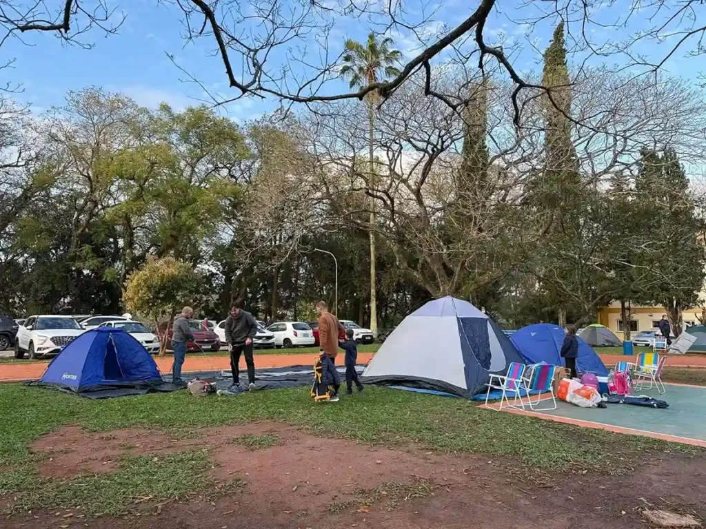 Pais e filhos montam barracas no 1º Acampai do Colégio Luterano Concórdia de São Leopoldo