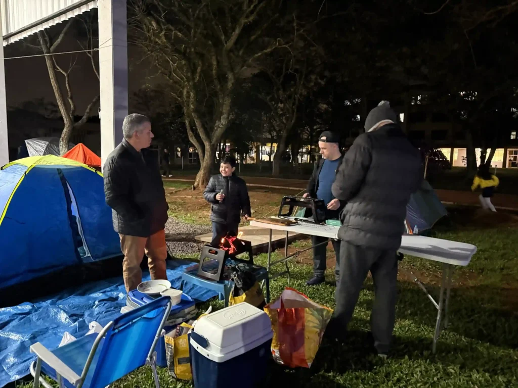 Pais e filhos montam barracas no 1º Acampai do Colégio Luterano Concórdia de São Leopoldo