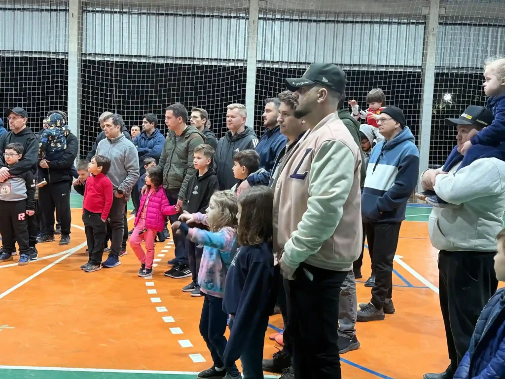 Famílias concordianas reunidas no acampamento de Dia dos Pais