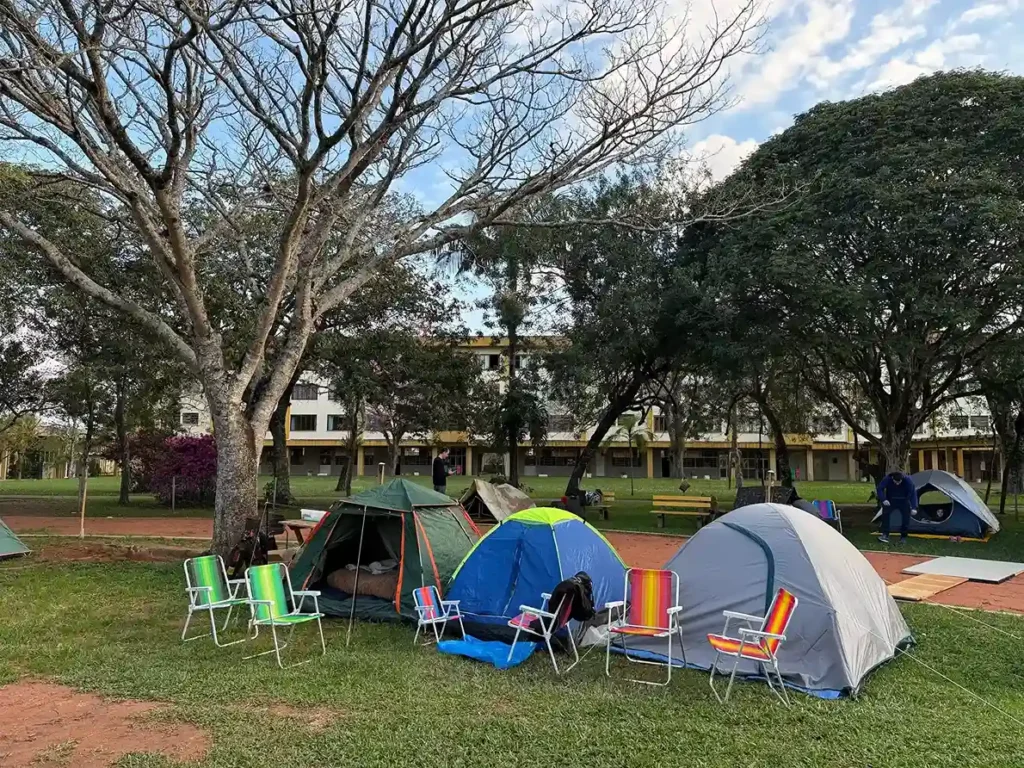 Pais e filhos montam barracas no 1º Acampai do Colégio Luterano Concórdia de São Leopoldo
