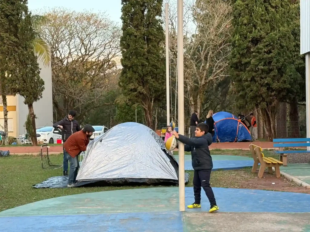Pais e filhos montam barracas no 1º Acampai do Colégio Luterano Concórdia de São Leopoldo