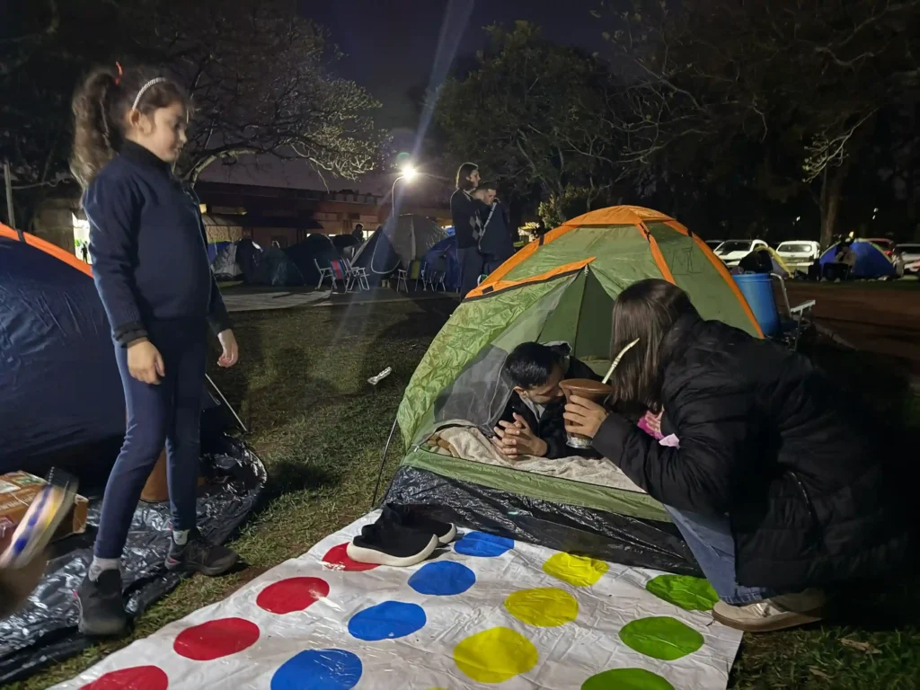Famílias concordianas reunidas no acampamento de Dia dos Pais