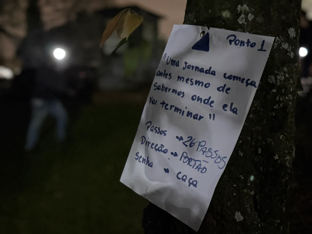 Caça ao tesouro no bosque do Colégio Luterano Concórdia durante o Acampai