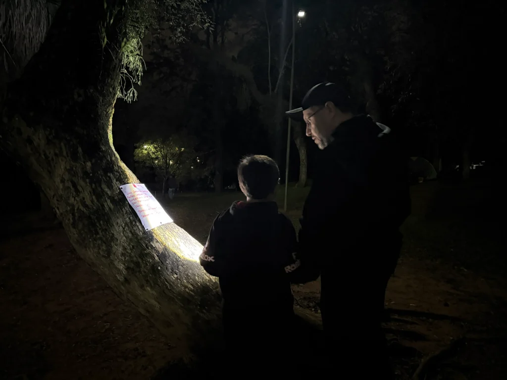Caça ao tesouro no bosque do Colégio Luterano Concórdia durante o Acampai