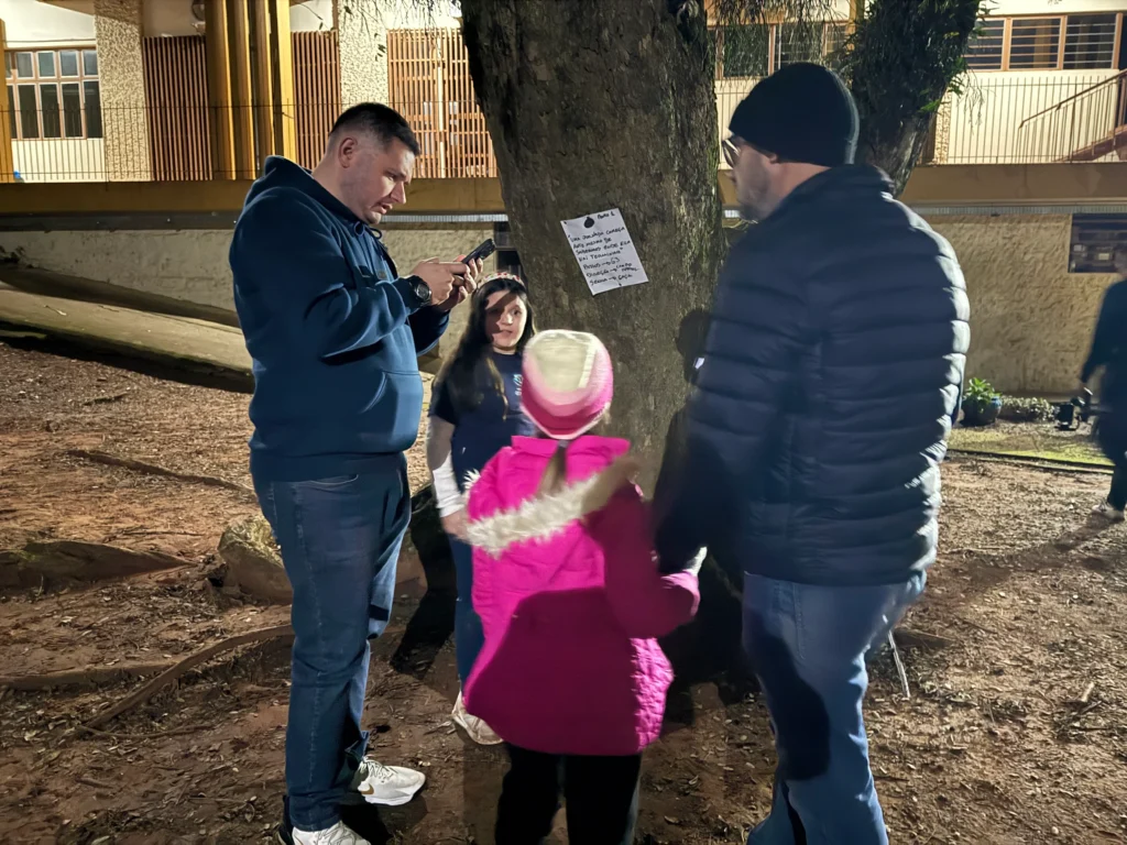 Caça ao tesouro no bosque do Colégio Luterano Concórdia durante o Acampai