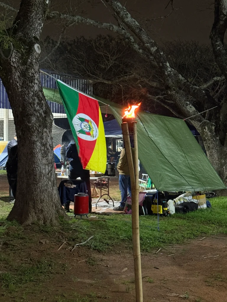 Caça ao tesouro no bosque do Colégio Luterano Concórdia durante o Acampai
